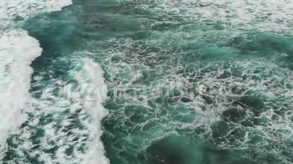 大西洋的俯视图中小浪在海滩附近产生海泡视频的预览图