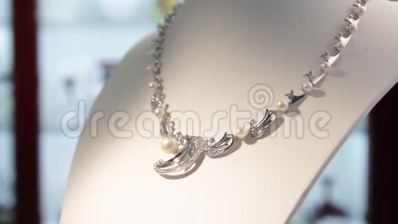 珠宝珠宝店里有珍珠的银项链视频的预览图