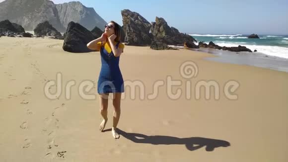 大西洋沙滩葡萄牙年轻白种人女子肖像视频的预览图
