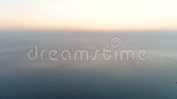 美丽的空中拍摄的海上日落视频的预览图