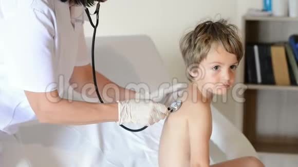 医生咨询一个孩子视频的预览图