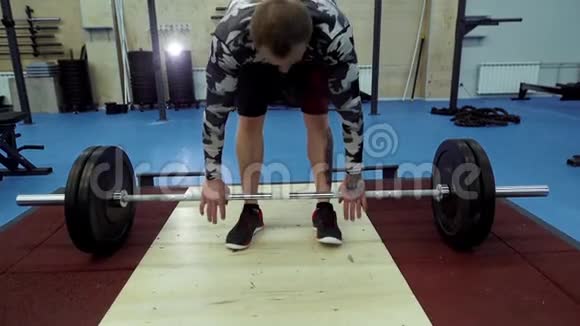 强壮的肌肉男在交叉健身馆中表现得很干净动作很慢视频的预览图