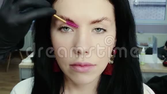 美容师梳理眉毛视频的预览图
