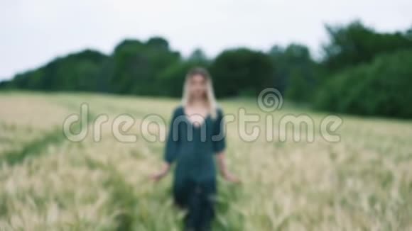 一个快乐迷人的白种人金发女孩的肖像雨中湿发在大自然女孩打开了摄像机视频的预览图