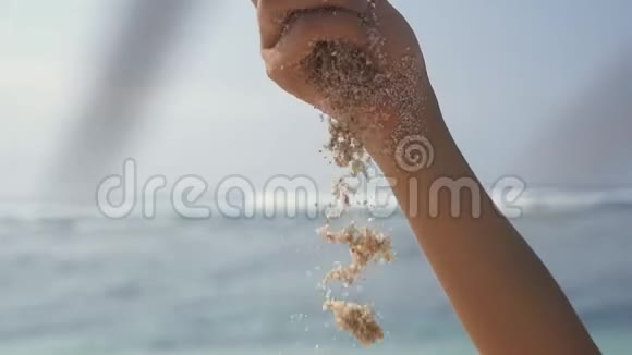 时间就像沙子穿过你的手指时间出行理念视频的预览图