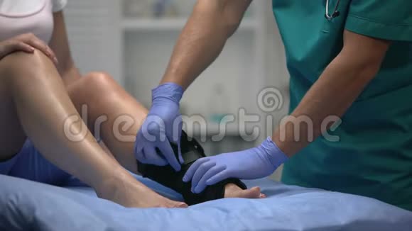 医生用适当的位置固定双带踝关节包视频的预览图