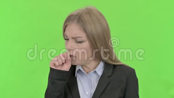 生病的年轻女商人咳嗽抗铬键视频的预览图