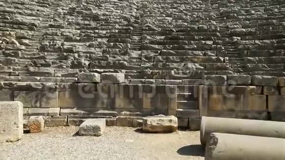 古代剧院许多石头或大理石碎片上的序列号视频的预览图