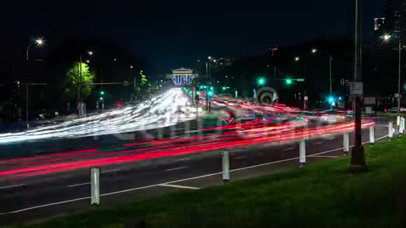 高速公路夜间城市交通流量时光流逝视频的预览图