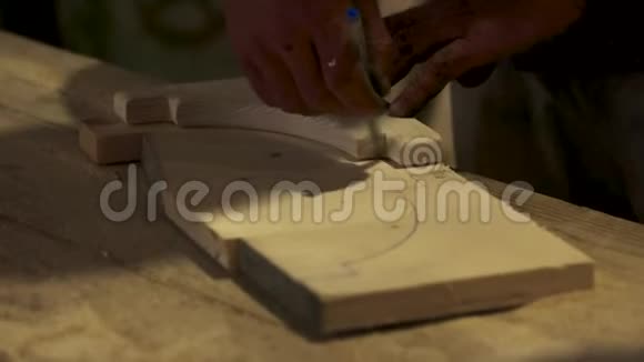男性木匠绘制家具细节视频的预览图