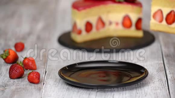 草莓蛋糕弗雷西耶一块放在木桌上的白色盘子里的草莓蛋糕视频的预览图