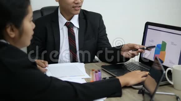 亚洲商务男女会议使用笔记本电脑视频的预览图