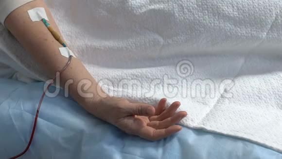 绝症患者手抽搐手臂滴管疼痛者视频的预览图