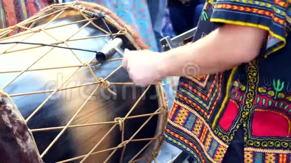 男子在djembe鼓和鼓槌在户外慢动作视频的预览图