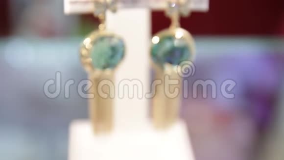 珠宝首饰中绿色钻石耳环的特写storeJewelleryShallow景深视频的预览图