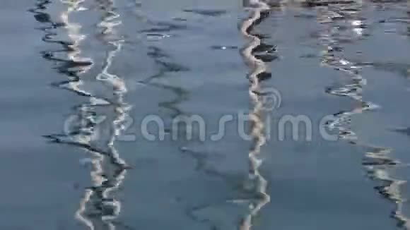 游艇和船在水中倒影视频的预览图