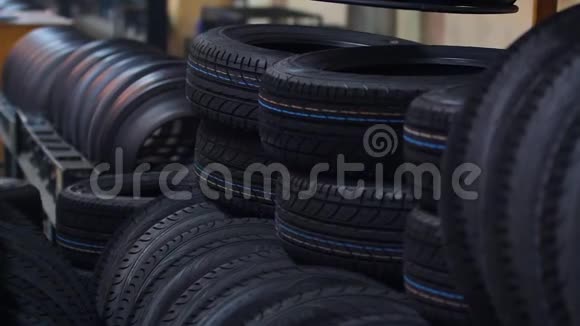一组新轮胎在轮胎商店出售视频的预览图