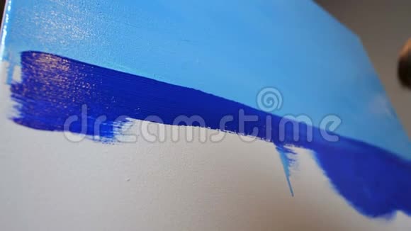 特写照片那个带刷子的女孩画了一片饱和的蓝海4K慢慢视频的预览图