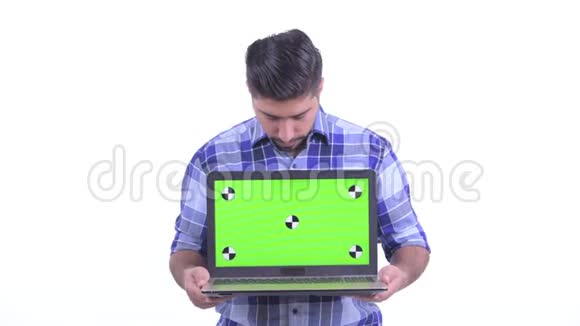 快乐的波斯时髦男人一边看着笔记本电脑一边思考视频的预览图