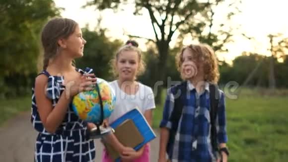 男孩和两个女孩在郊区上学玩得很开心谈论一些事情回到学校快乐的孩子视频的预览图