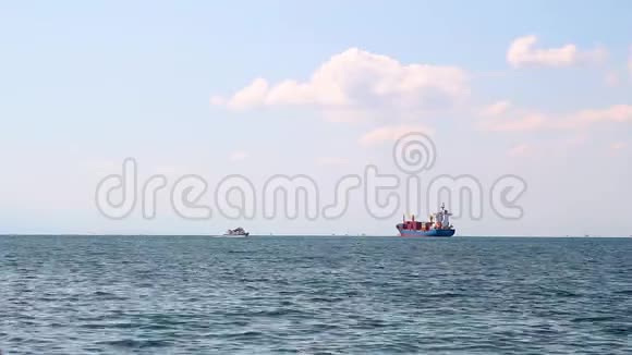 停泊在希腊塞萨洛尼基港外的货船视频的预览图