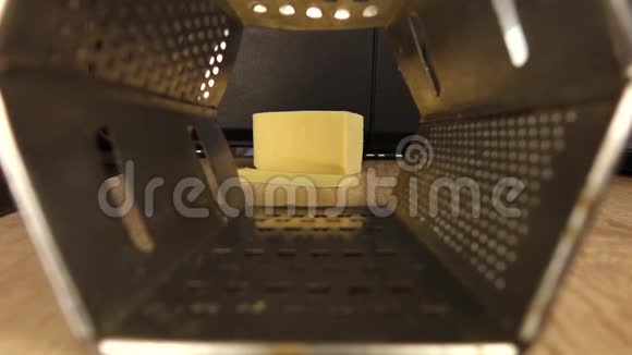 男性手在烤架上摩擦奶酪视频的预览图