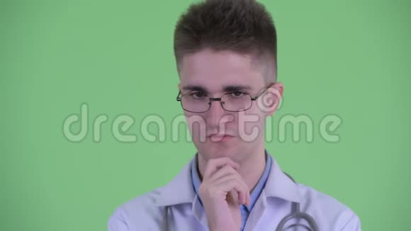 面对压力很大的年轻人医生想着低头看着视频的预览图