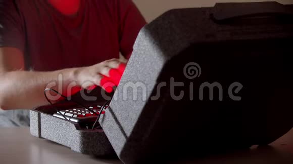 一个男人正用红灯在电脑上打字视频的预览图