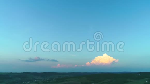 美丽自然空中无人机向前运动开阔视野俯瞰乡村景观复制空间视频的预览图