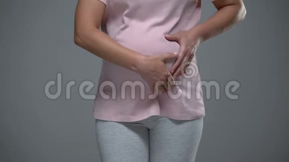 孕妇触摸腹部压力相关子宫张力推婴儿视频的预览图