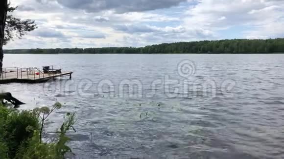 白俄罗斯斯维斯洛赫河上的波浪视频的预览图