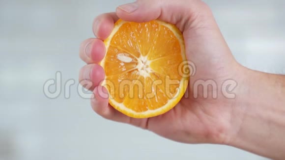 在超级慢动作中的橙色被挤压视频的预览图