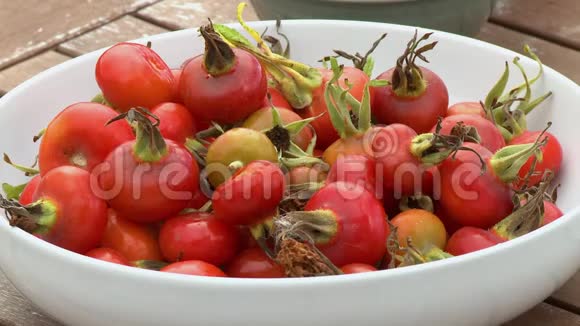 碗中的重茎布什番茄视频的预览图