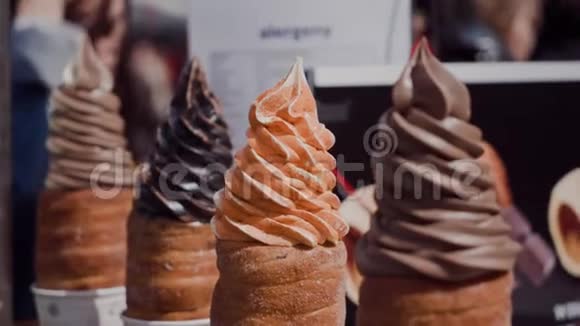 捷克传统美味的烤特德尔尼克冰淇淋街上烤的捷克面包店室外著名视频的预览图