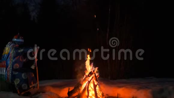 萨满晚上在篝火旁举行仪式视频的预览图