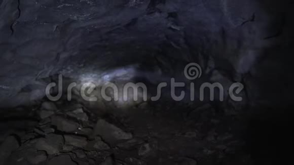 一束束灯笼照亮了洞穴中的一个壁龛视频的预览图
