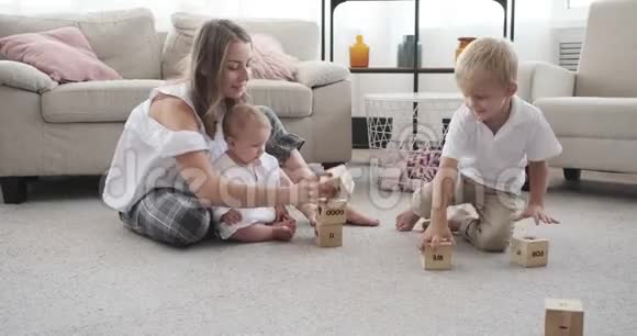 一家人在家玩玩具积木视频的预览图