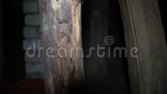 黑暗地下室的木制竖柱视频的预览图