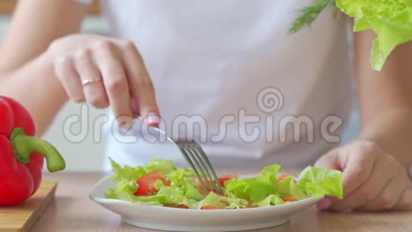 女人吃绿色健康生态沙拉视频的预览图