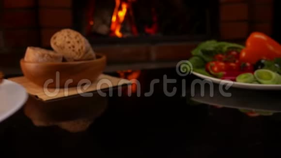 燃烧的壁炉旁有鸡翅和番茄酱视频的预览图