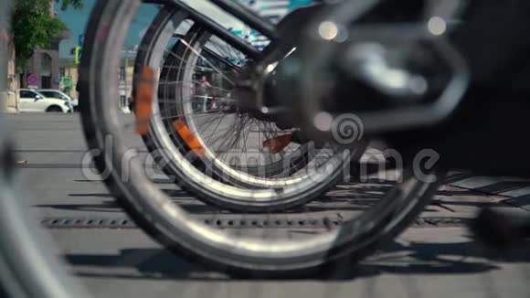 从自行车车轮到人行道的全景这是一个商人视频的预览图