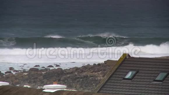 海浪冲击海岸家庭的屋顶视频的预览图