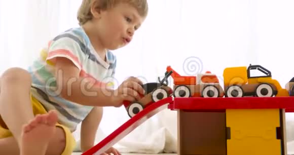 三岁小孩玩木玩具车视频的预览图