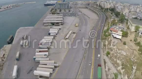 港口旁边的大道视频的预览图