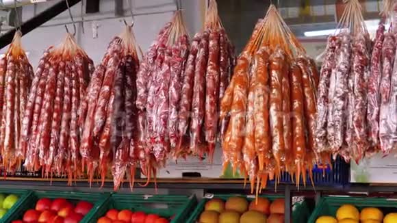 东街市场上不同颜色的Churchhela坑香肠形状的糖果视频的预览图