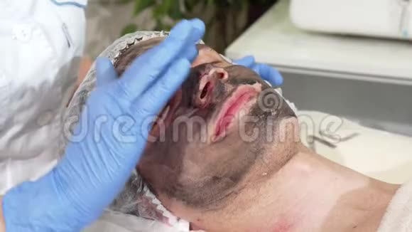 美容师为男性客户准备碳面皮脸视频的预览图