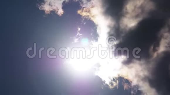 与太阳和云彩实时的戏剧性天空镜头移动给人一种动作效果视频的预览图