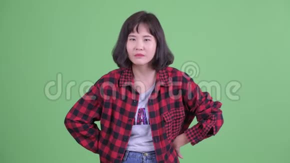 愤怒的亚洲时髦女人竖起大拇指视频的预览图