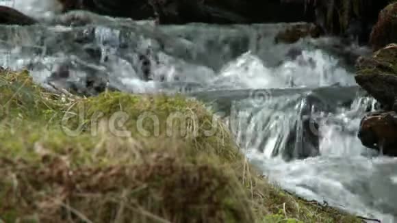 溪流顺着几滴小水滴流下来视频的预览图