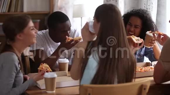 快乐的朋友吃比萨饼喝咖啡分享晚餐视频的预览图